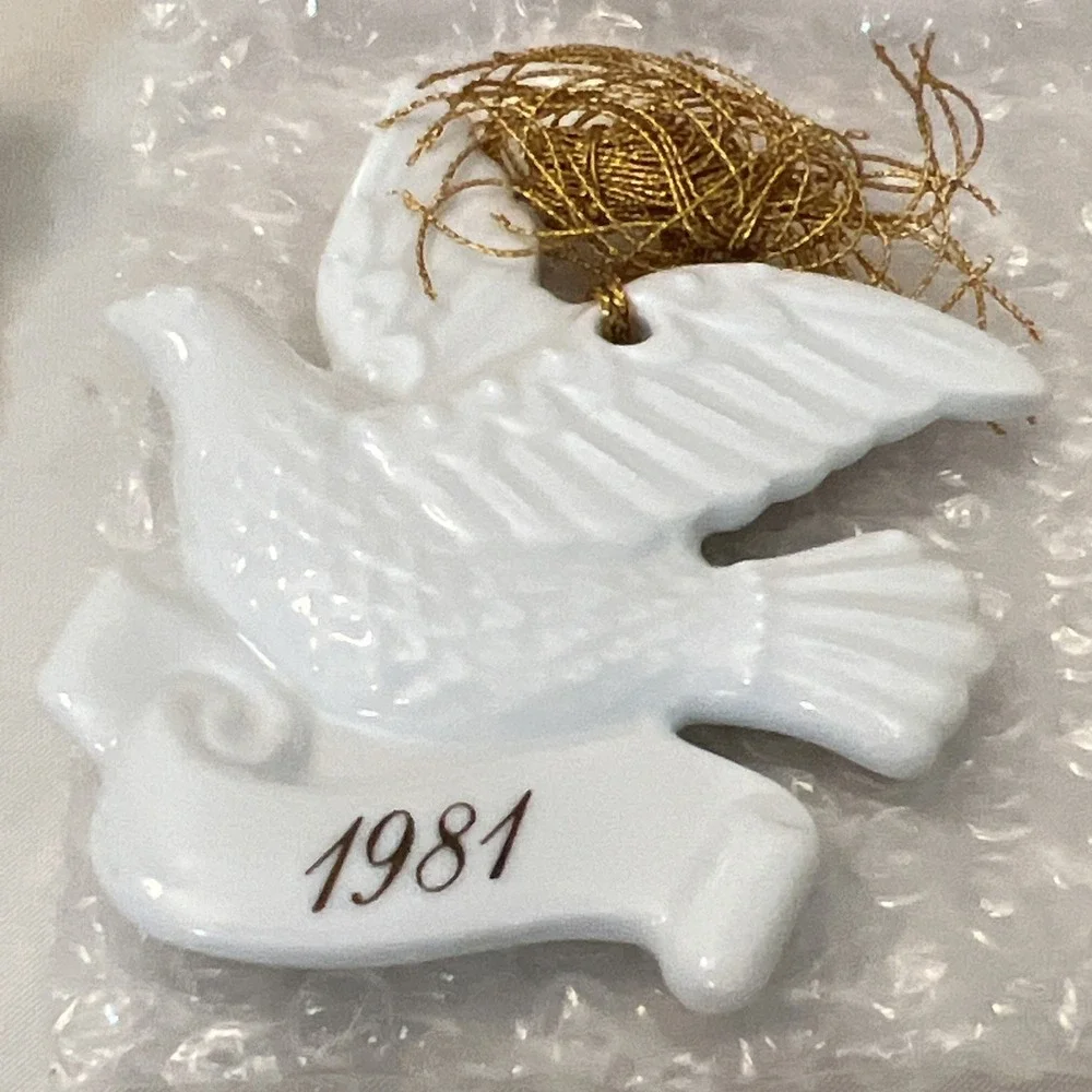 Vintage Christmas AVON CERAMIC 1980‎ 1981 1982 1983 Wreath Dove Angel Snowflake